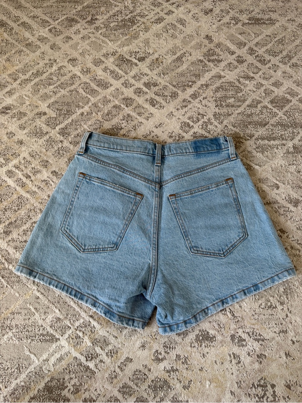 A&F 4” High Rise Mom Short - Picture 2 of 3